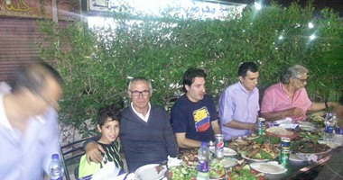 بالصور.. كوبر يستعد لمواجهة تنزانيا بـ"الكباب والكفتة"