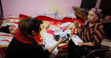 الإهمال الطبى يغتال حلم الطفلة نرمين بالإسكندرية..الأم: بنتى دخلت المستشفى على قدميها خرجت مشلولة..نرمين: ذنبى إيه أقعد فى السرير 4 سنين وعاوزة حقى.. والطبيب يبكى بعد أن تسبب بشللها والطب الشرعى يبرئه