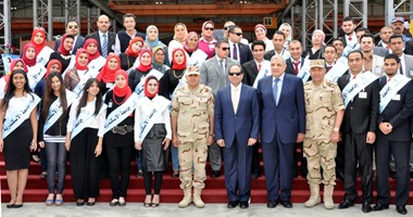 السيسى: كل مواطن لازم يشتغل وينحت فى الصخر عشان بلده..وكفاية تجارب