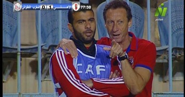 مدرب الأحمال يمنح "عماد متعب" التعليمات بدلاً من جاريدو