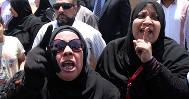 تجمع أهالى شهداء مذبحة بورسعيد أمام أكاديمية الشرطة قبل النطق بالحكم