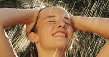 الدش البارد مقابل الدش الساخن.. أيهما أفضل ولماذا؟