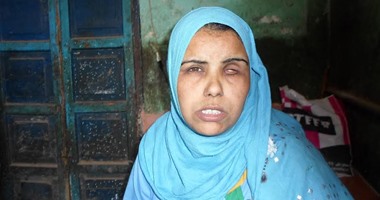 بالصور.. مأساة فتاة كفيفة فى سوهاج.. "صابرة": نفسى أعمل عملية "القرنية" لاستعادة نظرى ولا أملك ثمن الكشف على عينى ولا أتقاضى معاشًا.. أسرتى متوفية وأعيش مع أخى المعاق.. وشقيقها: ديونى 35 ألف جنيه
