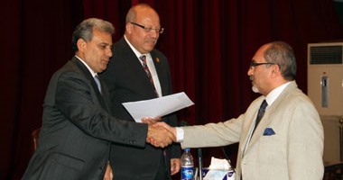 رئيس جامعة القاهرة يكرم 641 باحثا نشروا 1278 بحثا على المستوى الدولى.. ويكشف: 30% من أعضاء هيئة التدريس لا يدخلون الكليات ويتقاضون رواتهبم.. ويؤكد: "مافيش حد هياخد قرش مش هيشتغل بيه"