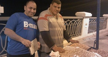نشطاء يتداولون قصة شاب حاصل على ماجستير يبيع فول ولب على كوبرى ستانلى