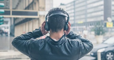 لا تبتعد عن صديقك الانطوائى ولا تتركه للعزلة.. إليك 10 طرق لمشاركته وقتا ممتعا.. تعرف على جوهره الحقيقى بالاستماع للموسيقى أو مشاهدة فيلم بالمنزل.. ومارسا أنشطة لتنمية المواهب أو استكشفا أماكن جديدة