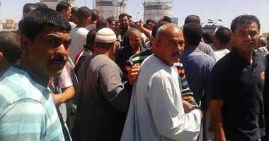 وقفة لعمال إحدى الشركات بالسخنة احتجاجا على وقف 16 منهم عن العمل