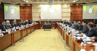 الحكومة توافق خلال اجتماع طارئ على طلب "الدفاع" بمد إرسال قوات للبحر الأحمر وباب المندب 3أشهر.. والتزام شركة سيجاس بسداد 3ملايين دولار سنويا..وتخفيض نسبة رسوم السلع الواردة برسم المنطقة الحرة ببورسعيد