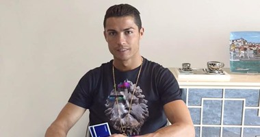 رونالدو يحتفل بهاتريك إشبيلية بلعب البوكر