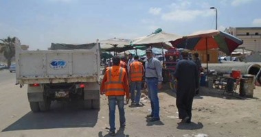 إزالة بضائع لـ30 بائعا متجولا و5 أكشاك مخالفة أسفل كوبرى العامرية