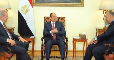 مفوض الاتحاد الأوروبى لشئوون الهجرة يغادر بعد لقاء الرئيس السيسي