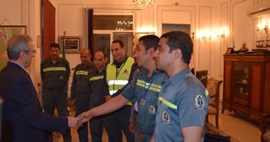 محافظ المنيا يكرم 5مسعفين سلموا حقيبة بها 250ألف جنيه وجدوها بموقع حادث