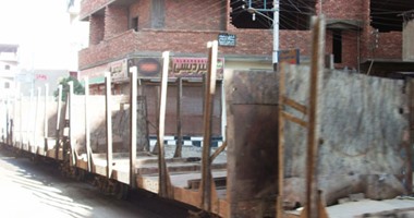بالصور.. خطوط وقطارات "الديكوفيل" ألغام تهدد أهالى أسوان.. تهالك القطار وبطئه يعرض المحاصيل للنهب والتلف والمنازل تتأثر بحركته.. عرباته تتعرض للانزلاق فى الترعة الموازية.. وعصابات الخردة تسرق القضبان