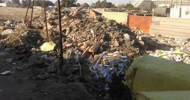 بالصور.. فندق شهير بالجيزة يلقى مخلفاته بالشوارع