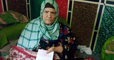 بالصور.. الحاجة كريمة معاشها 280 جنيهًا وتحتاج مفصلاً لكتفها.. ومعهد ناصر: "نأسف.. لقد نفدت المفاصل".. ويُطالبها بدفع 30 ألف جنيه.. والسيدة القعيدة: "نفسى أعرف أتوضى وأصلى زى زمان"