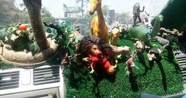 عم خالد من حبه للحيوانات صنع غابة مصغرة من البلاستيك داخل التاكسى الخاص به