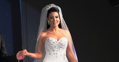 بالصور..سمية الخشاب ترتدى "فستان ماسى" بمليون ونصف المليون دولار فى مسقط