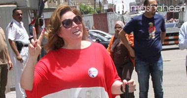 بين إظهار الانتماء ومداعبة مشاعر الجمهور.. "علم مصر" رداء النجمات المفضل.. بعض الفنانات ارتدينه فى ثورة 30 يونيو رمزا للصمود والوطنية.. وفيفى عبده وصافيناز متهمتان باستفزاز مشاعر المصريين