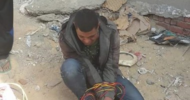 سقوط لص الكابلات الكهربائية فى قبضة أهالى السويس