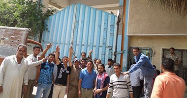 بالصور.. اعتصام مزارعى دسوق وهتافات ضد المسئولين لغلق مطحن بكفر الشيخ