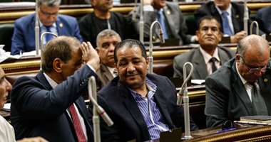 نائب يطالب بتسليم كل طالب "لاب توب" وإلغاء الكتاب المدرسى