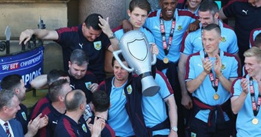 بالصور.. قائد بيرنلي يتسلم ميدالية التتويج فى اليوم التالى.. والاتحاد الإنجليزي يعتذر