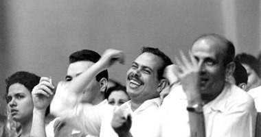 من الطربوش وعظمة على عظمة يا ست للتنطيط على المهرجانات.. 20 صورة ترصد تطور شكل السميعة فى مصر.. جمهور الستينيات يقدس المسرح.. الثمانينيات للعائلات..التسعينيات بالحجاب فى الحفلات.. والألفية للشباب فقط 