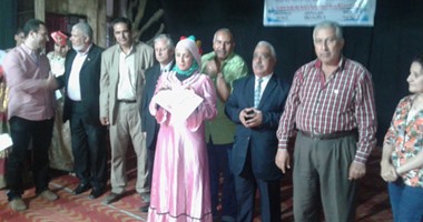 بالصور.. مبدعو مدرسة النور بكفر الشيخ يتألقون فى مسرحية "جحا والوالى"