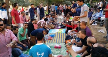 حكايات الستات فى الغربة مع الجاليات المصرية على فيس بوك.. سفارات شعبية افتراضية على الإنترنت تجمع المصريين بالخارج.. المساعدات تبدأ من الدعم النفسى فى الإجراءات القانونية ولا تنتهى بواجبات العزاء