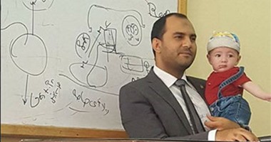 الأدب فضلوه عن العلم.. أستاذ جامعى يحمل طفل إحدى طالباته أثناء المحاضرة