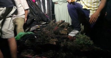 مواطنون يساعدون الحماية المدنية فى رفع بضائع نجت من حريق الغورية