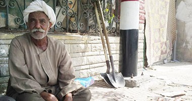 فى يوم عيد العمال.."اليوم السابع" مع عمال اليومية على الأرصفة بمدن سيناء.. ويؤكدون: قطعنا آلاف الكيلو مترات قادمين من الصعيد طلبا للرزق..والعيد لموظفى الحكومة..وبدل البطالة والتأمين الصحى أبرز مطالبهم