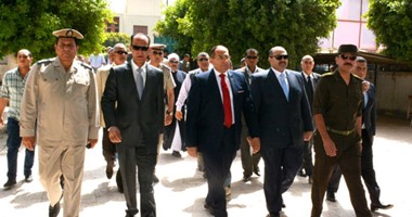 بالصور.. محافظ سوهاج يهنئ المسيحيين بعيد القيامة