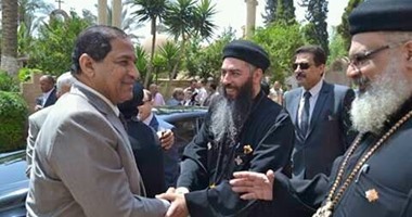 محافظ الغربية يقدم التهانى للأقباط فى الكنيسة الإنجيلية