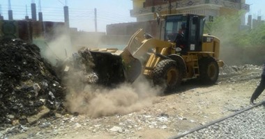 بالصور.. أطنان القمامة ومخلفات البناء تحاصر أسوان.. ورؤساء المدن على كف عفريت بسببها.. الأهالى: مصانع التدوير والمشاركة المجتمعية هى الحل.. والمحافظ: تطبيق المنظومة الجديدة أول مايو