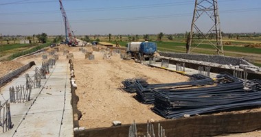 بالصور.. كارثة للمرة الثانية.. شروخ وتصدعات بجسم كوبرى مدينة سوهاج الجديدة رغم إصلاحه.. تقرير هندسى يكشف وجود اتساع بطول وعرض فواصل الكوبرى.. والنيابة تستدعى 8 مسئولين لمواجهتهم بتقرير الفحص