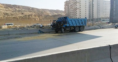 صحافة المواطن: توقف حركة المرور أعلى دائرى المعادى بعد تصادم 3 سيارات نقل