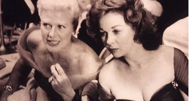 من أرشيف مهرجان "كان".. جنجر وهيوارد بأزياء مثيرة بحفل الختام عام 1956
