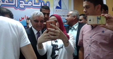 بالصور.. طلاب كفر الشيخ يلتقطون "سيلفى" مع زاهى حواس
