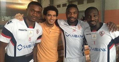 أفارقة الزمالك يلتقطون صورة تذكارية مع عمر جابر