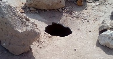 بالصور.. هبوط أرضى مفاجئ بطريق البهنسا أمام منطقة أثرية فى المنيا