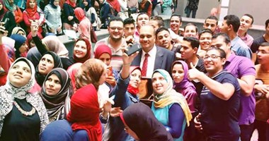 صحافة المواطن: طلاب تجارة دمنهور يكرمون دكتور بالجامعة تقديرا لمجهوداته