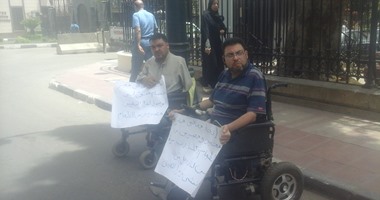 ذوو الاحتياجات الخاصة يتظاهرون أمام مجلس الوزراء للمطالبة بالتعيين
