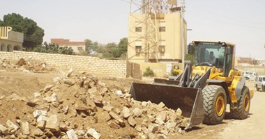 حملة لإزالة التعديات والإشغالات بمدينة الباويطى فى الواحات البحرية