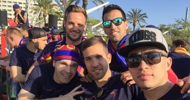 بالصور.. احتفالات نجوم برشلونة فى الشوارع بالليجا 24
