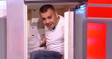 بالفيديو.. "القرموطى" يقدم "مانشيت" من داخل الثلاجة ويتناول البطيخ على الهواء