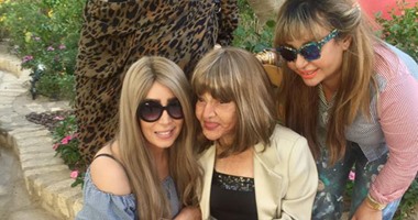 إيمان أبو طالب تنشر صورها مع الفنانة ماجدة معلقة: شياكة ورقى ووعى وجمال