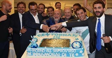 بالصور.. رئيس نابولى يحتفل بهيجواين ونجوم الفريق بـ"عشاء خاص"