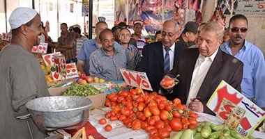محافظ الاسماعيلية يتفقد معرض السلع الأساسية والمواد الغذائية 