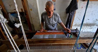 بالصور.. صناع السجاد اليدوى بكفر الشيخ يهجرون حرفتهم لقيادة التوك توك والعمل بالمقاهى.. أصحاب المهنة: إن لم ينقذنا المسئولون فالبقاء لله فينا وفيها.. والدعم المادى والمعنوى وفتح الأسواق "طوق النجاة"